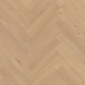 licht beige eiken vloer met visgraat patroon en subtiele houtnerf structuur