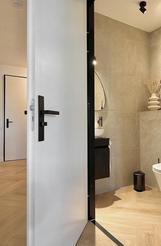 zwarte-deurklink-met-visgraat-vloer